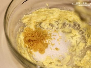 step4: 無鹽奶油室溫軟化，攪打至乳霜狀，再加入細砂糖、檸檬皮屑打至蓬鬆。