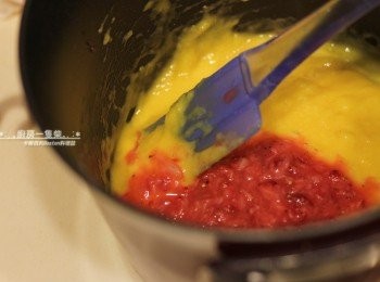 step4: 再依順序加入打散的蛋黃、打成泥狀的草莓+檸檬汁1/2小匙、紅色食用色素拌勻。