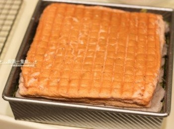 step22: 再疊上事先烤好的草莓蛋糕；待整份組合蛋糕都涼透，蓋上保鮮膜，放入冰箱中冷藏一晚。