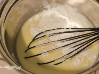 step14: 雞蛋打散，倒入牛奶中混合，再加入步驟2完成的檸檬糖、玉米粉，以打蛋器攪拌均勻。