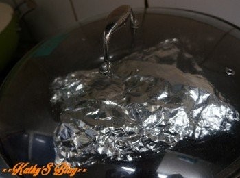step7: 將已包好嘅錫紙直接放入鑊用大火蒸大約八分鐘(記得隻鑊係唔落水呀)~