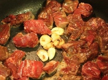 step2: 用少許油爆香蒜頭後, 把1)的牛肉塊放入一起爆炒