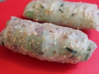 step4: 蔬菜捲兩邊收緊後捲起收口即完成, 沾甜雞醬一同食用