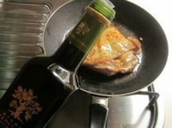 step2: 烤箱以220度預熱。 平底鍋放入適量的橄欖油,待熱鍋後將雞腿排皮朝下煎到金黃色,反面也煎到金黃, ,將雞腿排移到一個耐熱烤盤備用。(先煎再烤是為了鎖住肉汁)