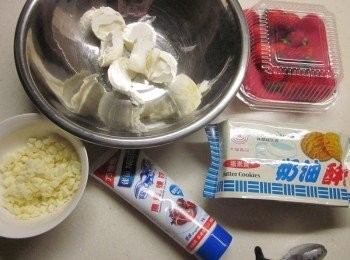 step1: 備齊材料,奶酥餅乾敲碎,奶油乳酪放置室温,草莓切丁備用