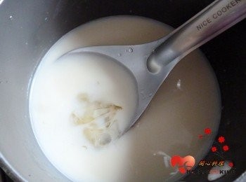 step4: 吉利丁用冷開水泡軟,加入鮮奶中煮至溶化關火(不用煮開)