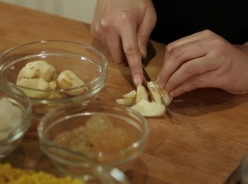 step3: 馬蹄先淨去皮，切片或幼粒用水浸著備用