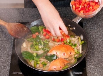 step7: 放入預先切好的洋蔥，炒香。 放入青咖喱炒香，再加入上湯，煮開。再放入蟹蓋、<a href="https://bit.ly/2YzwBVG" target="_blank" data-keyword="蟹鉗" class="guide-link"><strong>蟹鉗</strong></a> <span style="display:inline-block;vertical-align:middle;margin-top:-3px;color:initial;border-radius:3px;padding:2px 3px;font-size:12px;line-height:14px;background:#87d300;color:#fff;">即買</span> 爆炒。