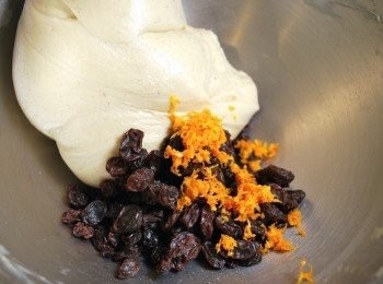 step7: 加進葡萄乾與柳橙皮屑，混合均勻 ※ 上述步驟皆在桌上型攪拌器裡完成，亦可在麵包機裡操作，若全程手動揉麵約需30分鐘