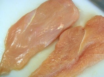 step3: 將<a href="https://bit.ly/3EZL8dD" target="_blank" data-keyword="雞胸" class="guide-link"><strong>雞胸</strong></a> <span style="display:inline-block;vertical-align:middle;margin-top:-3px;color:initial;border-radius:3px;padding:2px 3px;font-size:12px;line-height:14px;background:#87d300;color:#fff;">即買</span> 肉橫剖成兩薄片