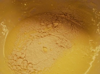 step6: 加入鮮奶油、麵粉、檸檬皮屑拌勻