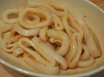 step2: 將冰凍魷魚圈解凍（可用新鮮魷魚，撕去表面的膜，然後切圈）。魷魚圈抹乾水分，加入所有醃料拌勻並醃15分鐘。