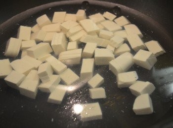 step2: 放入熱水中加少許鹽以中火汆燙約 3分鐘，然後撈出瀝乾水分。