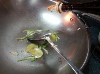 step5: 灒些酒,傾入水煮滾片刻(水以浸過魚面為宜),