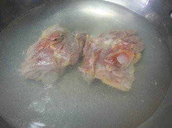 step2: <a href="https://bit.ly/2ZxapeY" target="_blank" data-keyword="雞扒" class="guide-link"><strong>雞扒</strong></a> <span style="display:inline-block;vertical-align:middle;margin-top:-3px;color:initial;border-radius:3px;padding:2px 3px;font-size:12px;line-height:14px;background:#87d300;color:#fff;">即買</span> 用滾水烚8分鐘,熄火蓋上蓋焗30分鐘後撕成條待用.