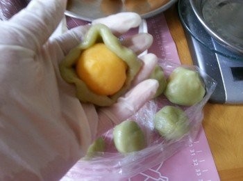 step14: 冰皮搓圓,包入一粒餡後埋口搓圓