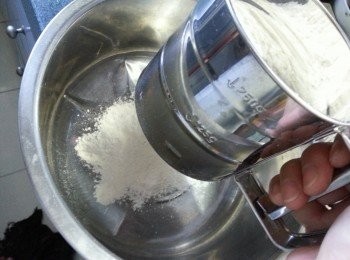 step4: 將高筋粉.底筋粉.泡打粉過篩