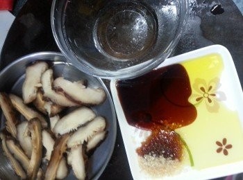 step7: 冬菇浸軟,切條,用蒸冬菇料拌勻蒸15分鐘備用