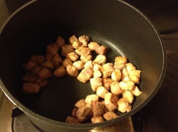 step2: 大火下油煎肉粒至兩邊金黃，轉中火煮至肉粒熟透，盛起備用