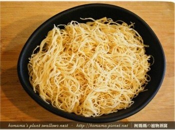 step5: 倒入些許橄欖油，與米粉一同拌勻後，盛裝至碗盤中。