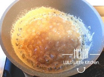 step3: 焦糖變成咖啡色後，可慢慢將淡忌廉倒入焦糖中