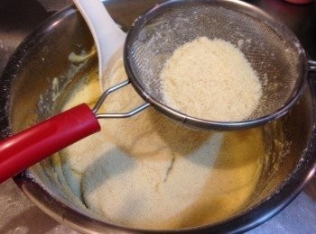 step3: 加入過篩後的麵粉、杏粉、糖粉、巧克力粉，以按壓方式使其均勻。