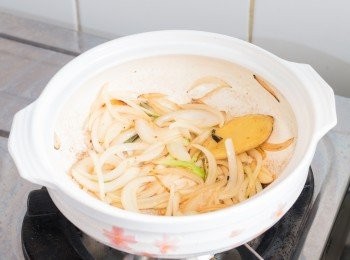 step6: 下洋蔥炒幾分鐘至軟身。