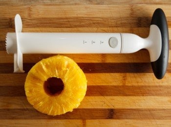 step1: 首先我們先用『OXO 鳳梨殺手切片器』將鳳梨的果肉取出。