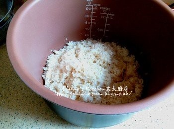 step11: 見白米已吸收雞湯的時候 , 將白米轉放入飯煲內