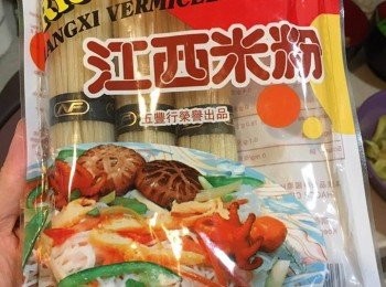 step2: 煲滾水後放乾米線入鍋，中大火煮約7-8分鐘