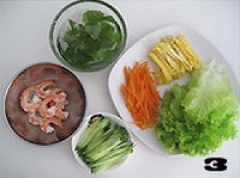 step3: 將生菜洗淨，黃瓜洗淨切絲，蛋餅切成0.5cm的蛋絲，胡蘿蔔切絲飛水備用，嫩薄荷葉洗淨