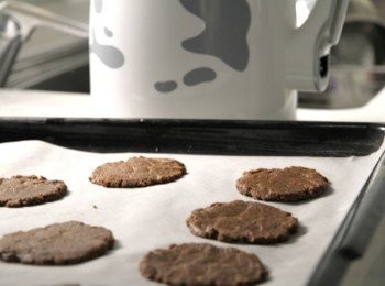 step2: 取一容器，放入黃豆渣、麵粉、黑糖、奶油、泡打粉拌勻，將麵團捏約50元銅板大小球狀，烤盤鋪上烘焙紙放上麵團並用湯匙壓成硬幣厚度(烤時會攤平，所以各麵糰之間要有適當的距離)。