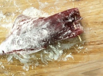 step4: 將透抽沾上薄薄的一層麵粉，平底鍋倒入橄欖油加熱後放入透抽轉小火將透抽表面煎至焦黃約煎至8分熟，放入小紅蕃茄與蒜片，將蒜片煎至焦黃後，取出將透抽、蕃茄、蒜片取出盛盤。