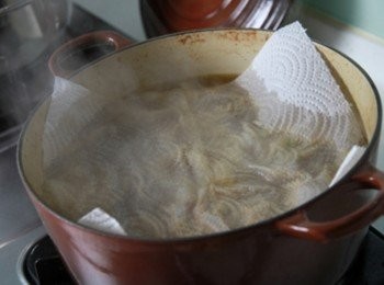 step3: 加入熱開水大火煮滾後，轉小火，湯面上放上廚房紙巾吸覆湯面上浮渣後取出紙巾。