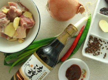 step1: 先將肉排加薑片、蒜碎、紹興酒略醃30分鐘。