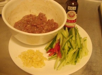 step2: 步驟2蒜頭切末ˊ小黃瓜和辣椒洗淨切細絲備用