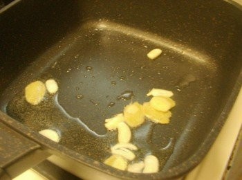 step4: 然後爆香薑片和蒜片