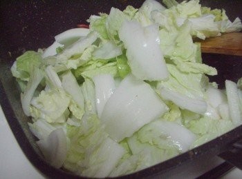 step3: 然後再放入大白菜炒軟炒出自然甜味