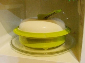 step4: 步驟4蓋上鍋蓋ˊ如果沒適合鍋具ˊ就用適合鍋盤蓋上耐熱保鮮膜 送入微波ˊ以強微波20分即可