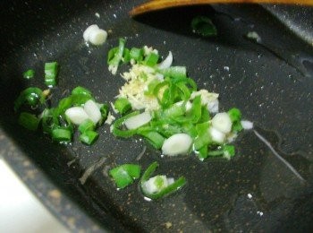 step4: 步驟4用原鍋炒香蔥薑末ˊ然後只留下油將蔥薑撈起