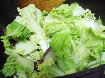 step3: 步驟3接著加入娃娃菜略為拌炒