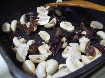 step3: 接著加入蘑菇ˊ木耳ˊ略為拌炒約30秒