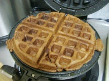 step5: 完成的鬆餅取出ˊ切掉邊緣ˊ再切塊