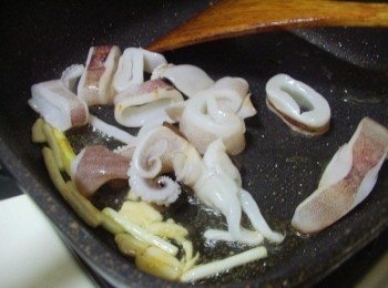 step3: 接著加入脆卷快炒一下