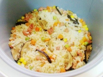 step4: 用平時煮飯方式完成ˊ完成後略為拌勻ˊ再灑上剩下的蔥綠即可