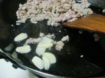 step3: 接著以鍋邊逼出的油炒香蒜片