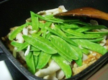 step4: 然後再加入荷蘭夾和<span class="group_2">調味</span>並酌量嗆入米酒或水增加濕潤度ˊ 拌炒至喜好口感即可