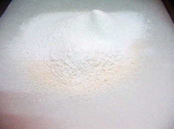 step2: <span class="group_1">材料</span>中的杏仁粉30gˊ草莓粉5gˊ糖粉50g先以濾網過篩備用 (這是讓馬卡龍表面平滑細緻的小撇步ˊ千萬不要偷懶省略)