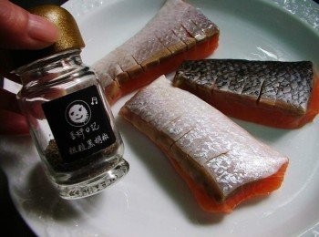 step4: 取出自然解凍後鮭魚片ˊ擦乾殘留的水份ˊ灑上酌量黑胡椒