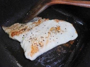 step3: 3.鍋內不放油，中小火將松板豬煎至雙面焦香熟透，
完成取出，略為涼透再切成薄片